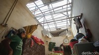 Seperti diketahui, angin kencang melanda kawasan Marakas, Kelurahan Bahagia, Kecamatan Babelan, Bekasi, Jumat (23/10) siang. Angin puting beliung itu mengakibatkan sejumlah rumah warga rusak.