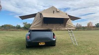 Agar menjadi mobil yang dapat dipasang tenda, ada struktur penyangga yang dibuat dengan aluminium persegi dan dapat dipasang dalam waktu lima menit. Penyangga ini dapat dilipat dan disimpan di dalam bak belakang. Tenda yang didirikan cukup besar untuk dua orang dewasa dan satu anak kecil. Foto: Modern Classic Rides