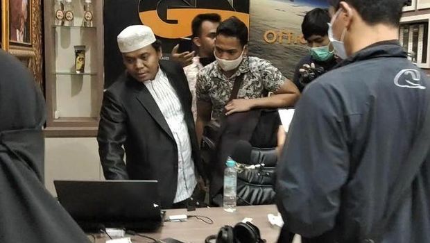 Bareskrim Polri menangkap Gus Nur di Malang karena diduga menyebarkan ujaran kebencian kepada Nahdlatul Ulama (NU). Begini penampakan penangkapan Gus Nur.