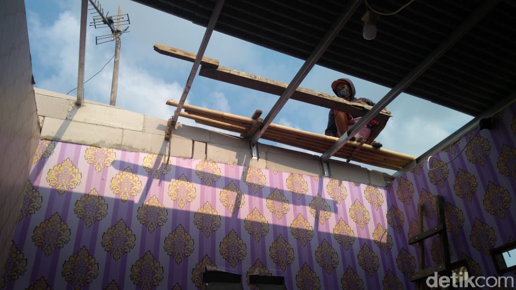 Nurhayati, warga Bekasi yang rumahnya diamuk puting beliung pada Jumat (23/10). (Adhyasta Dirgantara/detikcom)