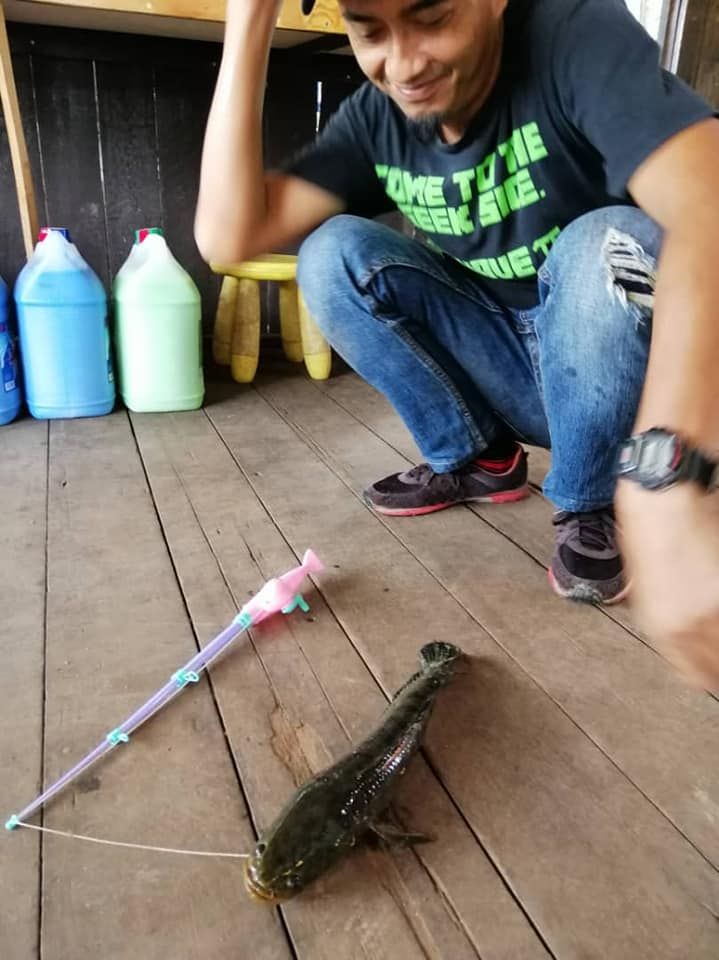 Pakai Pancingan Mainan, Bocah Ini Berhasil Tangkap Ikan Besar