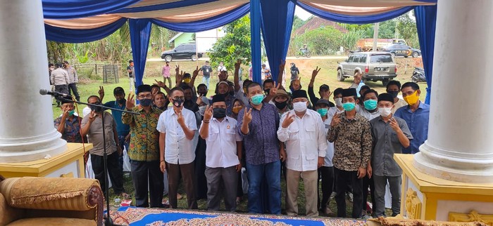 Paslon bupati petahanan Tanjabtim Romi saat jalankan safari politik. (Dok Istimewa)