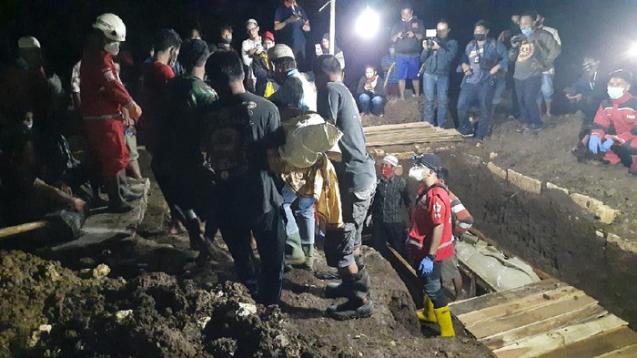 Pemakaman sekeluarga tewas dalam kebakaran di Tangerang dimakamkan di Gunungkidul, Jumat (23/10/2020) malam.