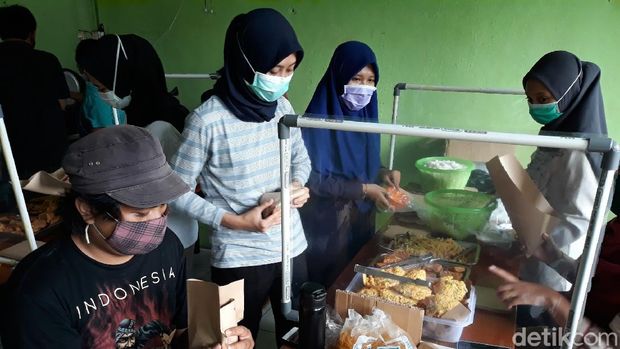 Pembagian makan siang gratis untuk buruh gendong di Pasar Yogya, Jumat (23/10/2020)