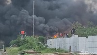 Bagian gudang yang terbakar berada tepat di samping rel kereta jalur Solo-Semarang. Kondisi ini membuat pemadaman hanya bisa dilakukan dari bagian depan dan dalam pabrik. 