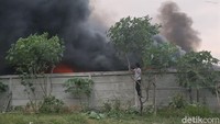 Salah seorang karyawan yang enggan disebutkan namanya menyebut kobaran api terjadi sekitar pukul 15.30 WIB. Banyaknya material mudah terbakar membuat sulitnya memadamkan api. Lebih dari dua jam, api masih belum bisa dijinakkan.