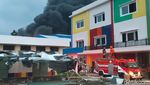 Penampakan Asap Hitam Akibat Kebakaran Gudang Pabrik Busa di Sragen