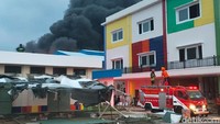 Tak kurang dari lima unit kendaraan pemadam kebakaran dikerahkan untuk memadamkan api. Belum diketahui penyebab kebakaran ini. 