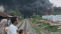 Kebakaran melanda sebuah pabrik produsen foam (busa) di Sragen. Asap hitam pekat tampak membubung tinggi. Pantauan detikcom di lokasi, Sabtu (24/10) pukul 17.00 WIB, area pabrik yang kebakaran itu berada di bagian belakang. Tampak kobaran api disertai asap hitam pekat membubung tinggi.