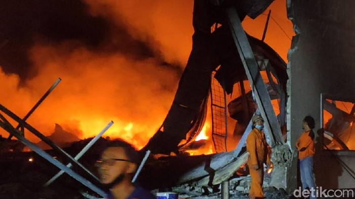 Penampakan kebakaran yang melanda pabrik busa di Sragen. Foto diambil Sabtu (24/10/2020) pukul 20.00 WIB.
