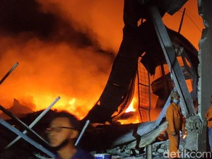 Sudah 5 Jam, Api Masih Menyala di Gudang Pabrik Busa Sragen