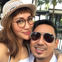 Telah menikah di Bangkok, Thailand pada tahun 2010, pasangan Rio Febrian dan Sabrina Kono tetap langgeng dan harmonis meski memiliki keyakinan yang berbeda. Rio menganut agama Kristen sementara Sabrina adalah seorang Muslim. Foto: Instagram/@sabriakono