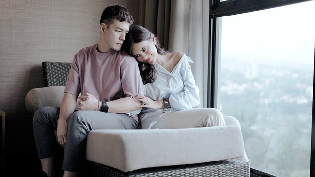 Sempat menghebohkan publik karena pernikahan keduanya yang berbeda keyakinan, pasangan ini nyatanya selalu terlihat tampil romantis. Audi Marissa diketahui beragama Islam sedangkan Anthony memeluk agama Kristen. Foto: Instagram/@audimarissa