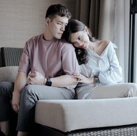 Sempat menghebohkan publik karena pernikahan keduanya yang berbeda keyakinan, pasangan ini nyatanya selalu terlihat tampil romantis. Audi Marissa diketahui beragama Islam sedangkan Anthony memeluk agama Kristen. Foto: Instagram/@audimarissa