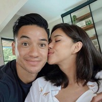 Tak sedikit orang yang iri melihat kemesraan pasangan yang satu ini. Walaupun pernikahan Nana Mirdad dan Andrew White sempat terhambat karena perbedaan agama, namun keduanya bisa membuktikan bahwa hal tersebut bukanlah penghalang. Nana menganut Kristen Protestan sedangkan Andrew seorang Katolik. Foto: Instagram/@andrew.white