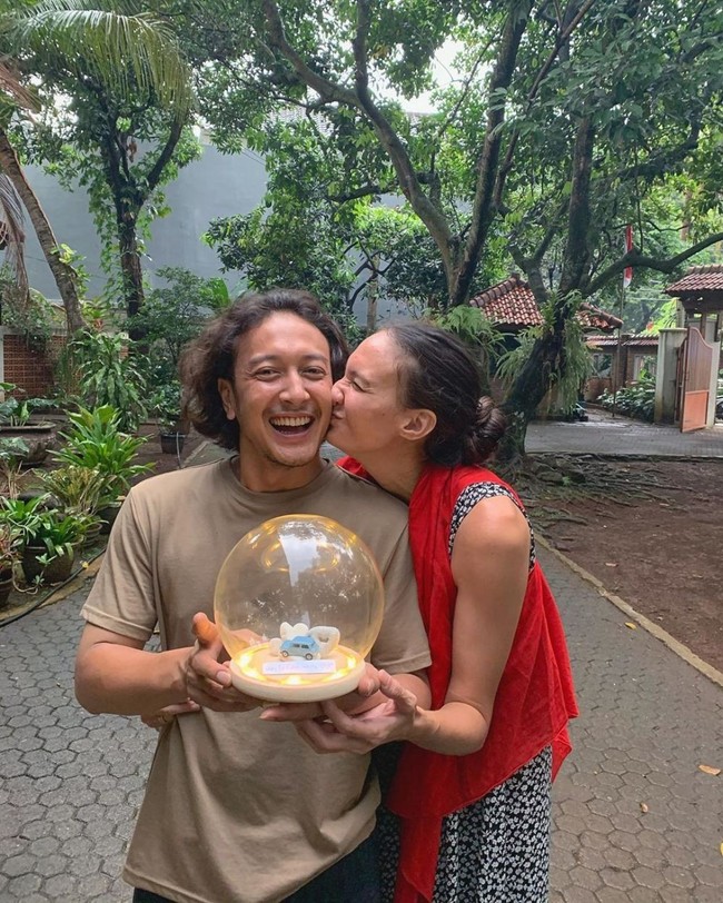 Meski memiliki keyakinan yang berbeda, pasangan Nadine Chandrawinata dan Dimas Anggara tetap terlihat kompak. Nadine diketahui beragama Katolik sedangkan Dimas seorang Muslim. Foto: Instagram/@nadinelist