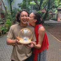 Meski memiliki keyakinan yang berbeda, pasangan Nadine Chandrawinata dan Dimas Anggara tetap terlihat kompak. Nadine diketahui beragama Katolik sedangkan Dimas seorang Muslim. Foto: Instagram/@nadinelist