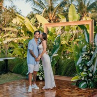 Pernikahan pesepak bola Irfan Bachdim dengan model Jennifer Kurniawan awalnya sempat ditentang karena perbedaan agama yang dimiliki keduanya. Irfan beragama Islam, sedangkan Jennifer beragama Kristen. Walaupun demikian keduanya tetap memutuskan untuk menikah dan hingga kini memiliki hubungan yang harmonis. Foto: Instagram/@jenniferbachdim