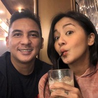 Frans Mohede dan Amara adalah pasangan artis Indonesia yang menikah beda agama tetapi hingga kini masih mempertahankan keyakinan masing-masing. Frans beragama Kristen sementara Amara memeluk agama Islam. Walau demikian keduanya bisa saling menghormati dan menghargai keyakinan masing-masing. Foto: Instagram/@francmohede