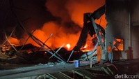 Pantauan di lokasi, Dusun Salam, Desa Saren, Kecamatan Kalijambe, Sragen, Sabtu (24/10), sekitar pukul 20.00 WIB, api masih menyala meski sudah relatif mengecil. Ada empat gedung yang terbakar, tampak satu gedung di antaranya sudah berhasil dipadamkan.