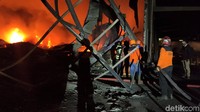 Kasi Pemadaman dan Penyelamatan Dinas Satpol PP dan Damkar Sragen, Anton Sujarwo menyebut kendala pemadaman api karena kencangnya arah angin, terutama dari sisi selatan pabrik. Selain itu, petugas juga terkendala akses jalan untuk masuk ke lokasi di area gedung sebelah timur.