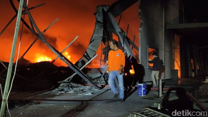 Petugas damkar terus berupaya memadamkan api yang melalap gudang pabrik busa di Sragen, Jawa Tengah. Berikut penampakannya.