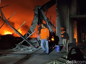 Kebakaran di Pabrik Busa Sragen Akhirnya Padam Setelah 7 Jam