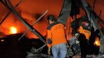 Petugas Damkar Berjibaku Padamkan Kebakaran di Pabrik Busa Sragen