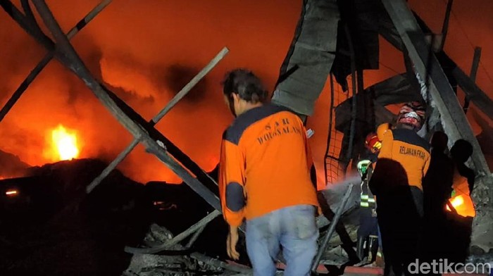 Petugas damkar terus berupaya memadamkan api yang melalap gudang pabrik busa di Sragen, Jawa Tengah. Berikut penampakannya.