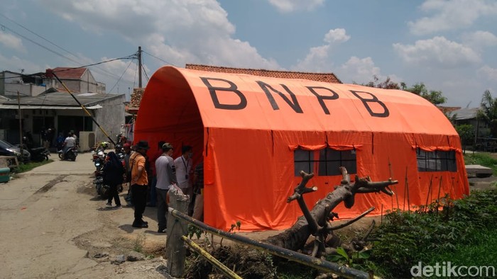 Posko pengungsian BNPB untuk warga korban puting beliung di Bekasi. (Adhyasta Dirgantara)