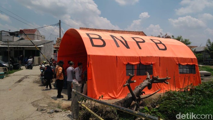 Posko pengungsian BNPB untuk warga korban puting beliung di Bekasi. (Adhyasta Dirgantara)