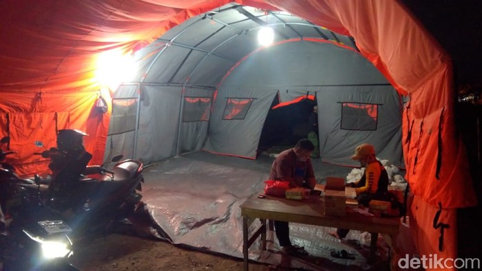 Posko pengungsian yang disiapkan untuk warga korban puting beliung di Bekasi. (Adhyasta Dirgantara/detikcom)