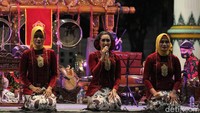 Tampak kelompok karawitan Mabes TNI tampil saat acara puncak Festival Karawitan Mabes TNI 2020 di Pagelaran Keraton Yogyakarta, Yogyakarta.