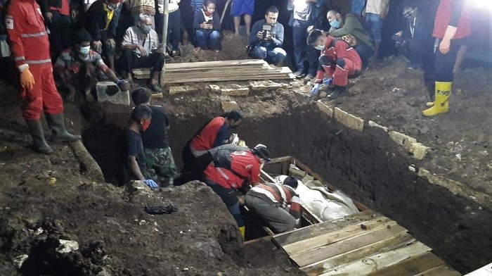 Potret Pemakaman Satu Keluarga Korban Kebakaran di Tangerang Satu keluarga yang menjadi korban tewas kebakaran di Legok, Tangerang, dimakamkan. Sekeluarga itu dimakamkan di satu liang lahat di Gunungkidul tadi malam.