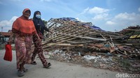 Dilaporkan, sebanyak 159 rumah warga rusak akibat dihantam angin puting beliung tersebut. BPBD pun dikabarkan masih terus mendata kerusakan akibat puting beliung itu.