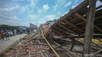 Sementara itu, rumah warga yang mayoritas mengalami kerusakan pada atapnya diberi bantuan berupa terpal.