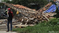BPBD Kota Bekasi juga akan mendirikan tenda yang letaknya agak berjauhan dengan lokasi rumah warga yang mengalami kerusakan berat untuk menghindari bangunan tersebut roboh.