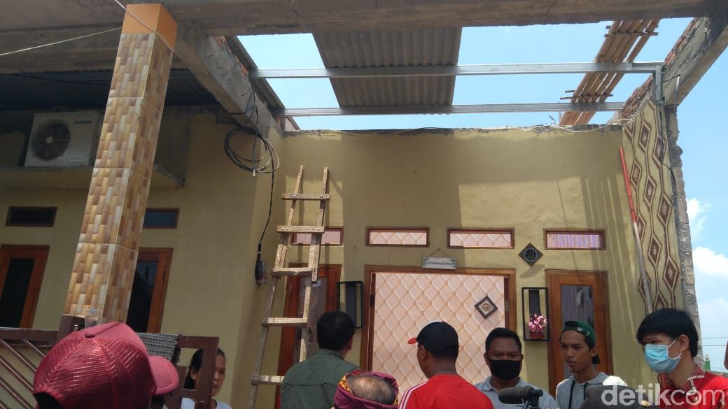 Rumah di Kaliabang Tengah, Bekasi, Jawa Barat, rusak kena puting beliung. (Adhyasta Dirgantara/detikcom)