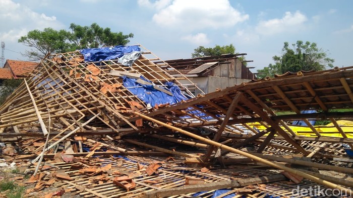 Rumah di Kaliabang Tengah, Bekasi, Jawa Barat, rusak kena puting beliung. (Adhyasta Dirgantara/detikcom)
