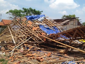 Video Rumah-rumah yang Berantakan Akibat Puting Beliung di Bekasi