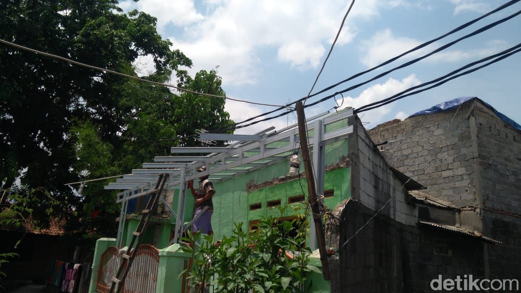 Rumah di Kaliabang Tengah, Bekasi, Jawa Barat, rusak kena puting beliung. (Adhyasta Dirgantara/detikcom)