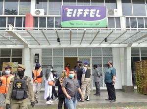 Razia Griya Pijat Saat PSBB Tangsel, Terapis Bugil-Alat Bong Ditemukan