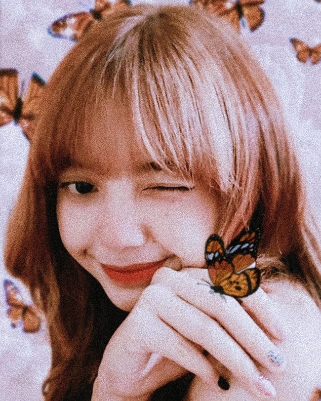 Mendapat banyak komentar, Shella tentu mengetahui dirinya dibilang mirip Lisa Blackpink. Dalam salah satu video, wanita itu pun menyanggah jika ia terlihat seperti Lisa dalam kehidupan nyata. Aslinya kagak, beneran deh, tulisnya. Foto: Instagram @itsegans