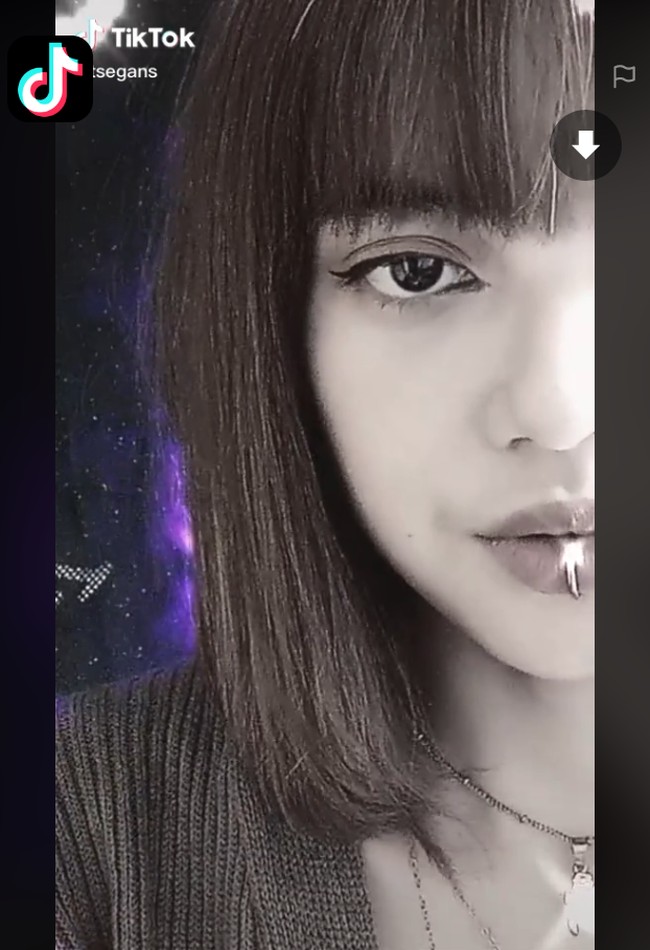 Patut diakui jika pemilik akun TikTok @itsegans ini memang tampak punya kesamaan fitur wajah dengan Lalisa Manoban. Selain sama-sama berponi, banyak yang berkomentar jika senyum mereka juga mirip. Hyung jangan senyum terus lah makin mirip lisa, tulis salah satu komentator.Foto: TikTok @itsegans