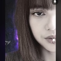 Patut diakui jika pemilik akun TikTok @itsegans ini memang tampak punya kesamaan fitur wajah dengan Lalisa Manoban. Selain sama-sama berponi, banyak yang berkomentar jika senyum mereka juga mirip. Hyung jangan senyum terus lah makin mirip lisa, tulis salah satu komentator.Foto: TikTok @itsegans