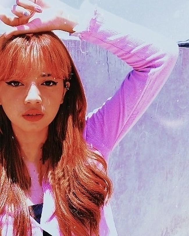 Shella jadi viral karena video-videonya di TikTok. Sejak awal mengunggah video, wanita yang berdomisili di Bandung itu langsung disandingkan dengan Lisa Blackpink. Banyak orang mengatakan jika mereka seperti kembar. Foto: Instagram @itsegans