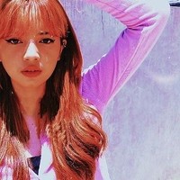 Shella jadi viral karena video-videonya di TikTok. Sejak awal mengunggah video, wanita yang berdomisili di Bandung itu langsung disandingkan dengan Lisa Blackpink. Banyak orang mengatakan jika mereka seperti kembar. Foto: Instagram @itsegans