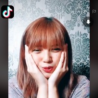 Salah satu video Shella yang paling viral adalah ketika ia melakukan aegyo challenge ala Dita Karang Secret Number. Selain ramai komentar yang menyamakannya dengan Lisa, video itu disukai lebih dari 532 kali dan sudah dilihat lebih dari 4,6 juta kali. Foto: TikTok @itsegans