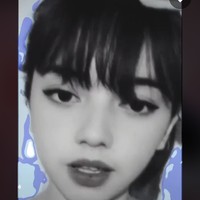 Dalam sebuah kolom komentar, Shella mengaku jika pernah ada anak kecilnya yang mengira dirinya Lisa Blackpink. Foto: TikTok @itsegans