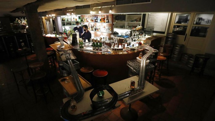 Unik! Ada Area Lintasan Mobil Mainan di Bar Ceko Salah satu bar di Ceko membuat lintasan mobil mainan untuk mengusir kebosanan para karyawan dan pelanggannya.